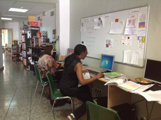 Study area of the centre, with computers and the teaching library